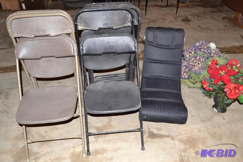 lot 64 image: folding chairs, flowers, game chair