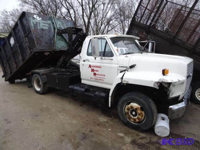 1993 Ford Roll off truck. 269,073 m...