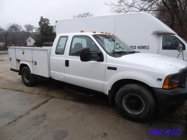 2001 Ford F350 SRW truck. Comes wit...