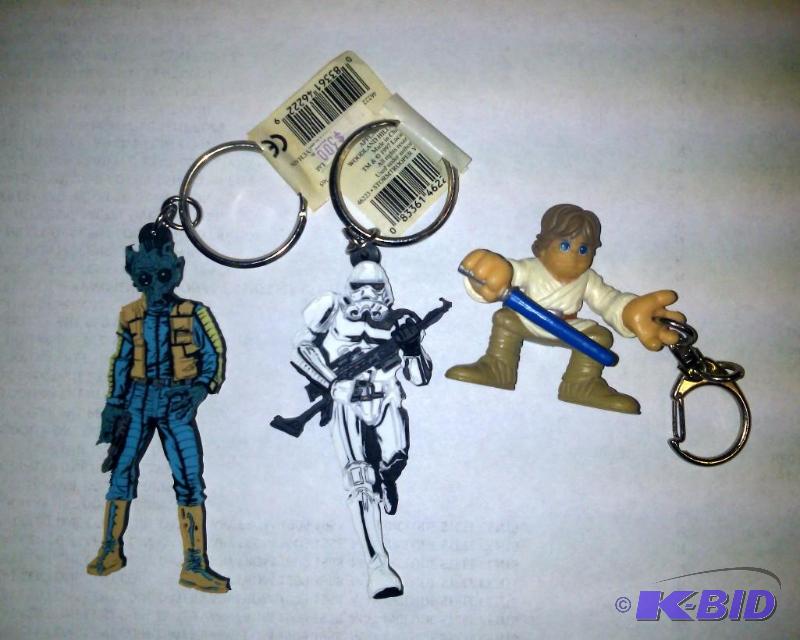 lot 15 image: 3 Star War Key Chains to include Luke Skywalk...