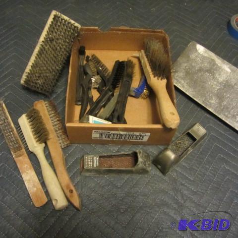 lot 194 image: Brushes, Sander, Spreader