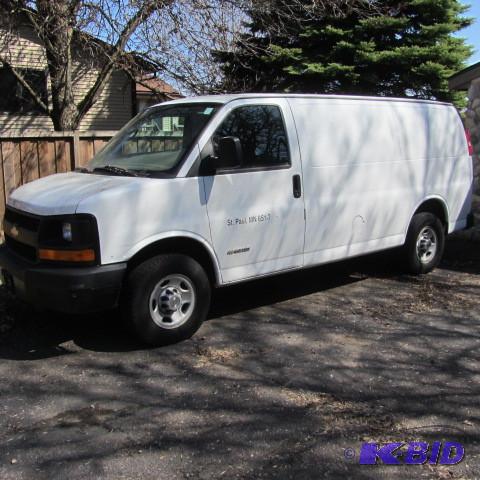 lot 2 image: Chev 2005 Express 2500 Van
