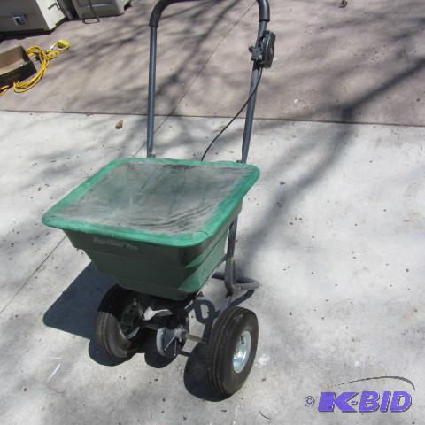 lot 21 image: Fertilizer Spreader