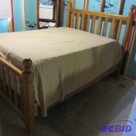 lot 62 image: Mission Style Poster Bed