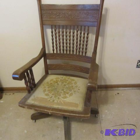 lot 72 image: Antique Chair