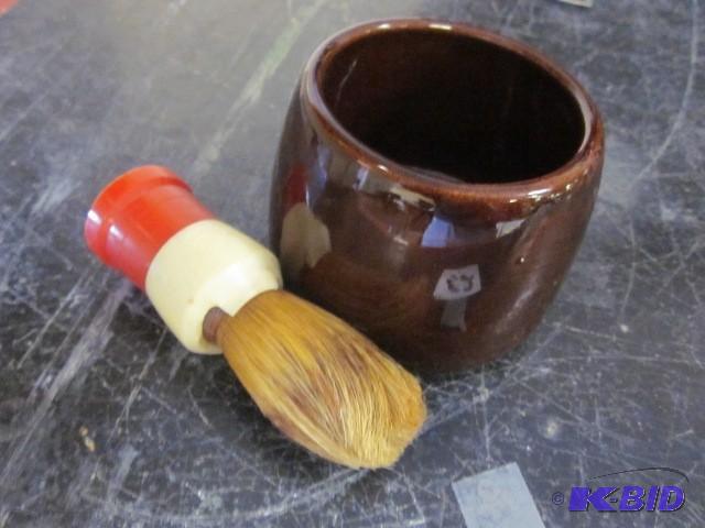 lot 52 image: Vintage Peerless shaving brush and ...