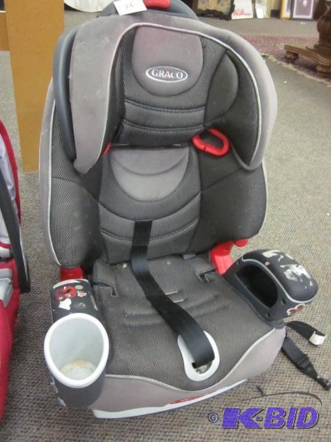 lot 86 image: Graco toddler booster seat....