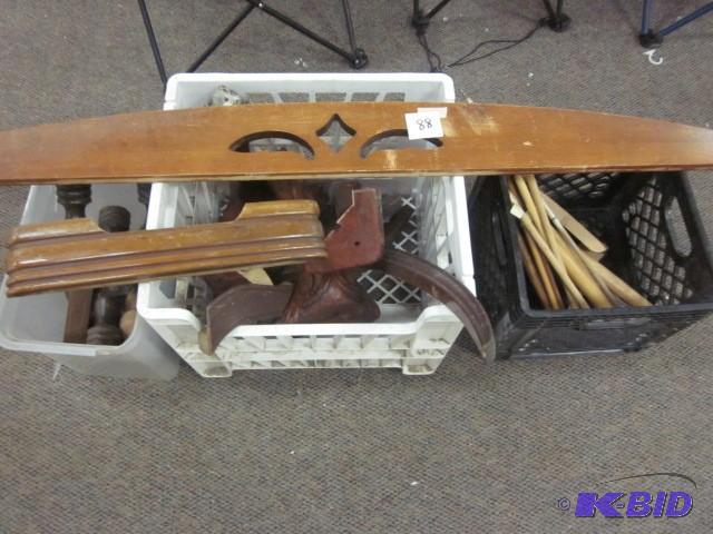 lot 88 image: Lot of wood furniture pieces and le...