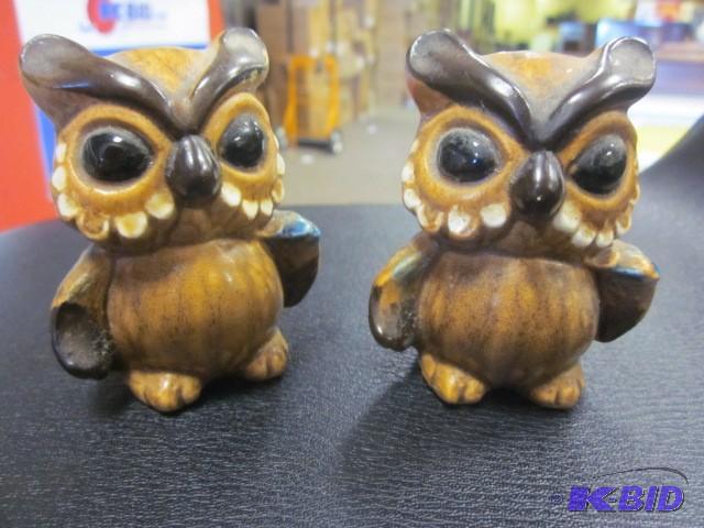 lot 9 image: Pair of vintage ceramic owl salt an...