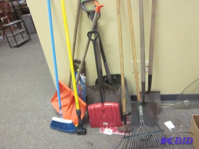 lot 98 image: Lot of miscellaneous shovels, rakes...