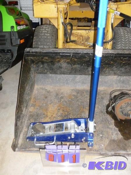 3000 lb aluminum racing jack. Appea...