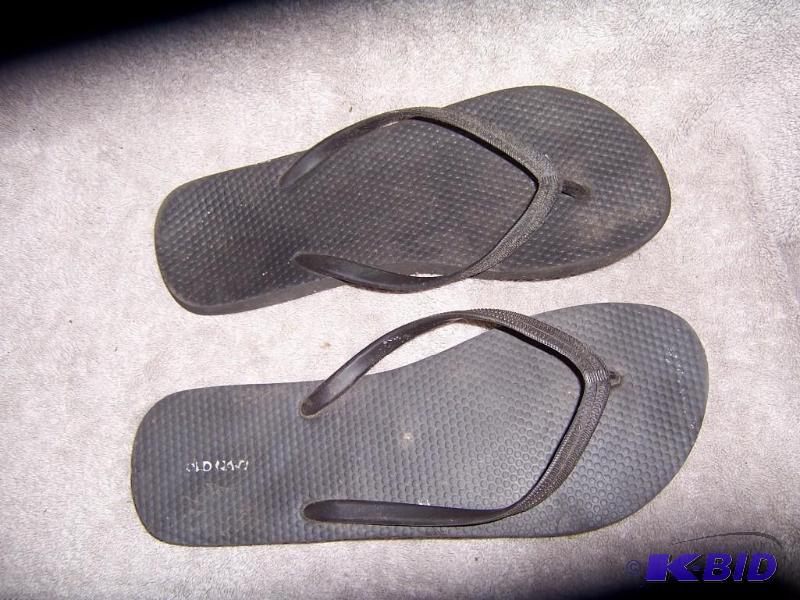 black flip flop sandles