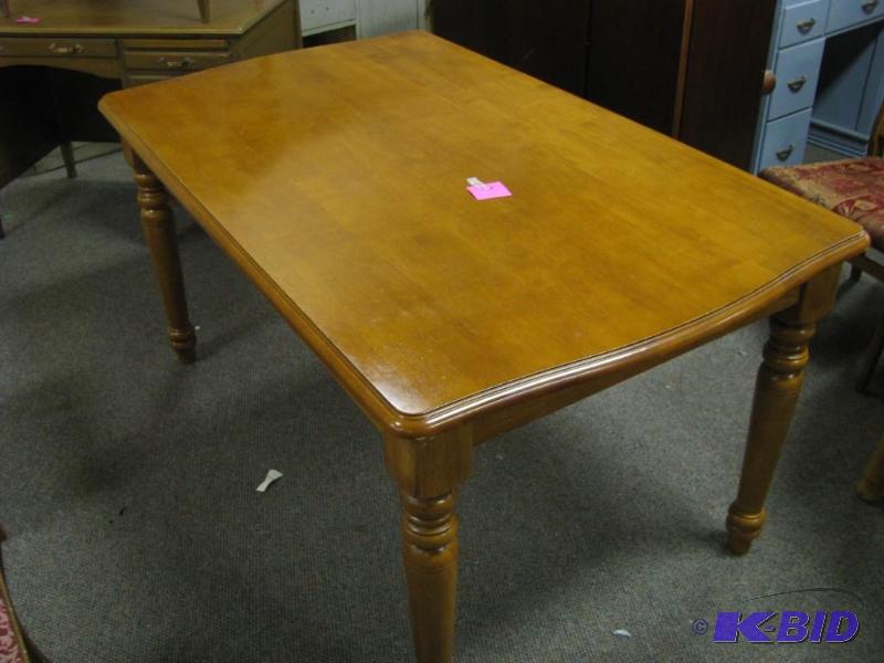 dinning room table very nice sturdy...
