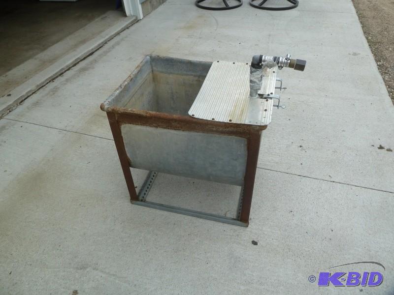 lot 18 image: Horse water fountain Self feed wat...