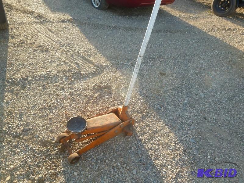 lot 33 image: Hydraulic Floor jack In working co...