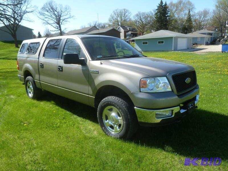 lot 4 image: 2005 Ford F-150 Crew cab short box...