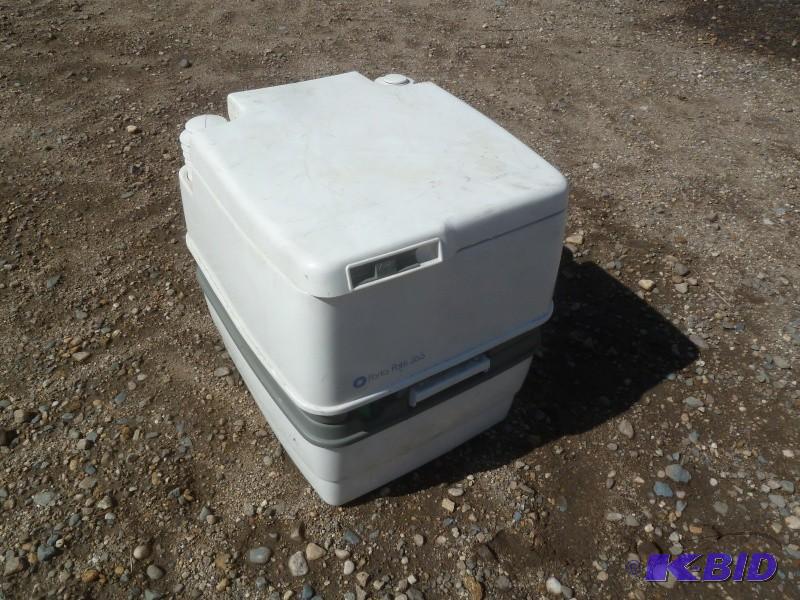 lot 40 image: Porta Potti&nbspunit Model 265 In...