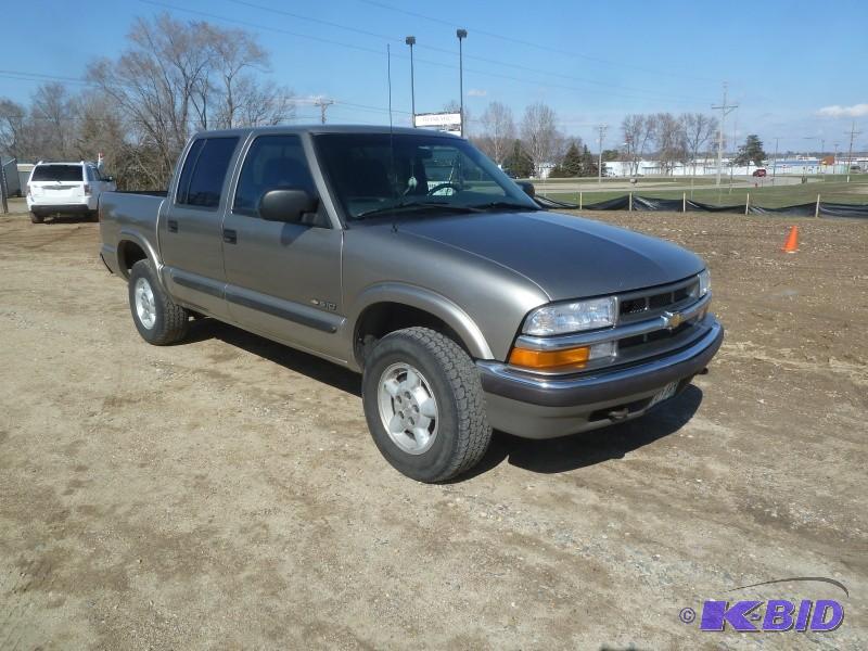 lot 6 image: 2001 Chevy S10 Crew cab truck Has ...