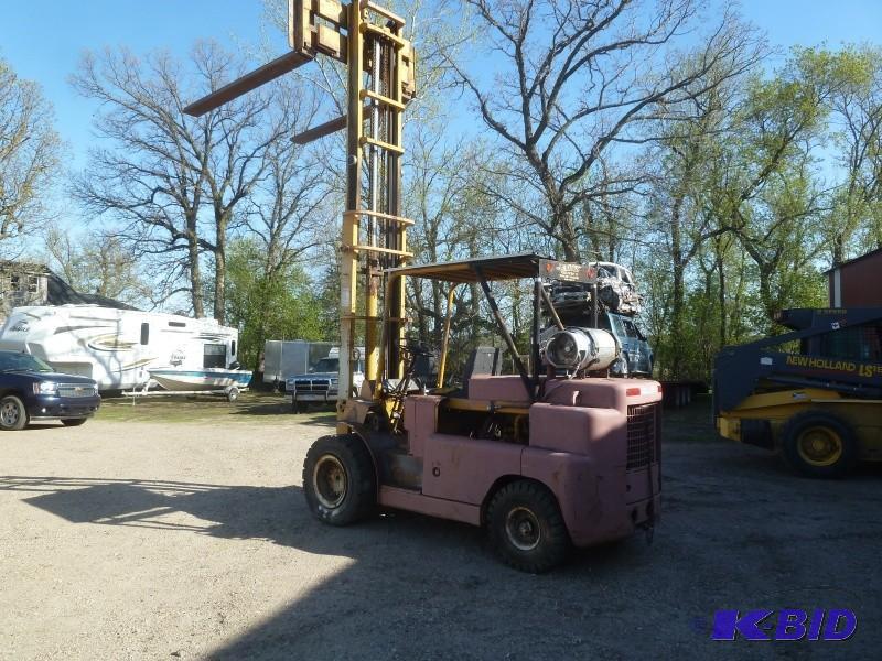 lot 9 image: Allis Chalmers Forklift Model# FP-...