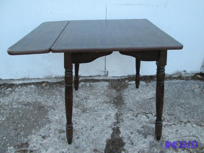 lot 139 image: Drop leaf table, measures 29.5 x 28...