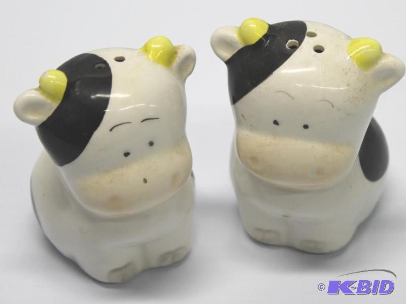 lot 23 image: Vintage Twin Cow A&nbspBonga ...