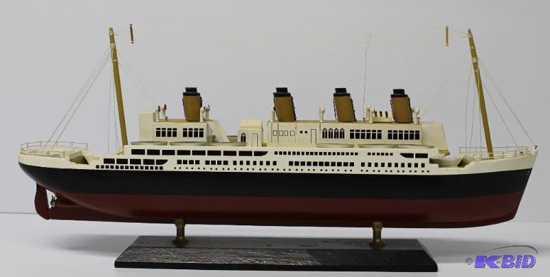 lot 9 image: Titanic Ship Model Comes With Repr...