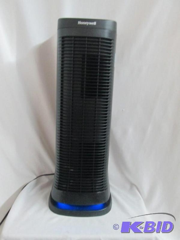 lot 22 image: Honeywell AirGenius 4 Air CleanerOdor Reducer