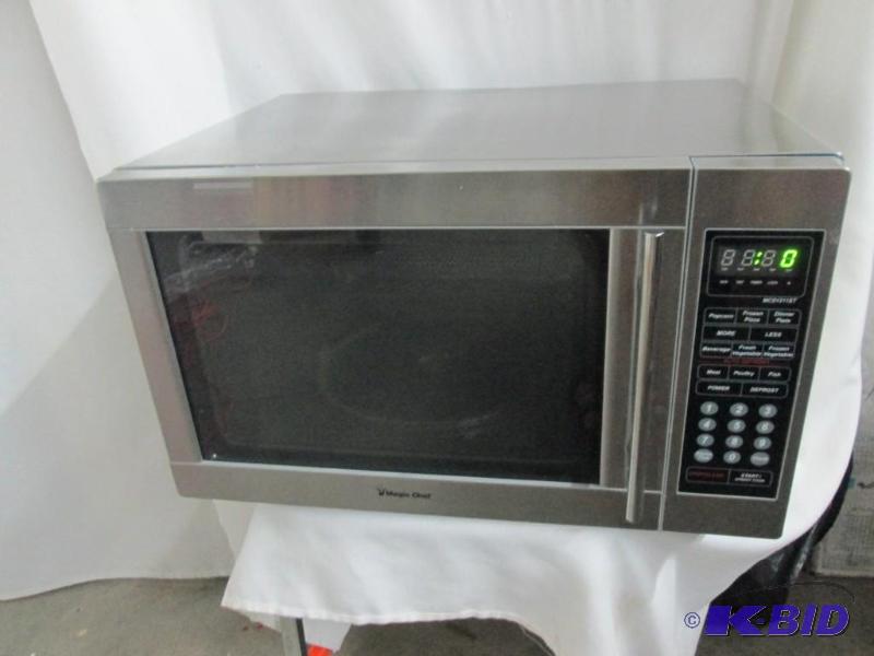 lot 27 image: Magic Chef Microwave