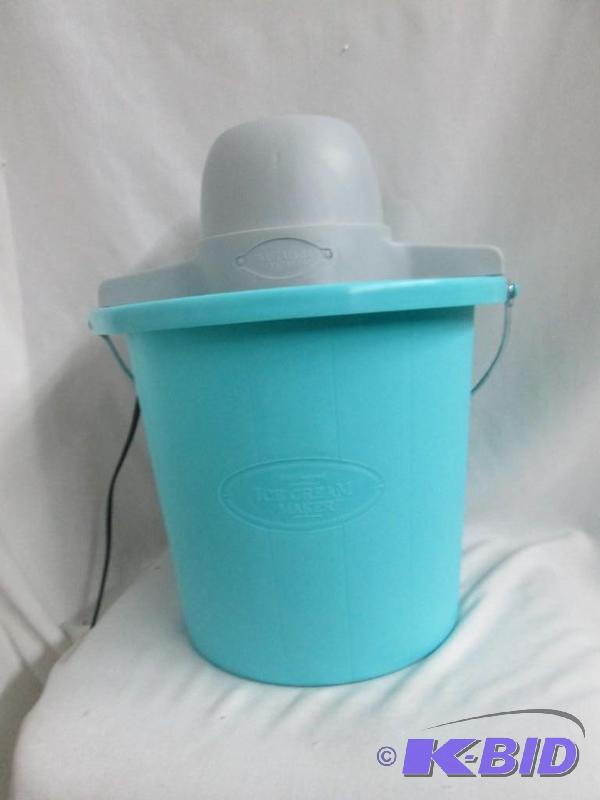 lot 29 image: Nostalgia Electrics 4-qt. Ice Cream Maker