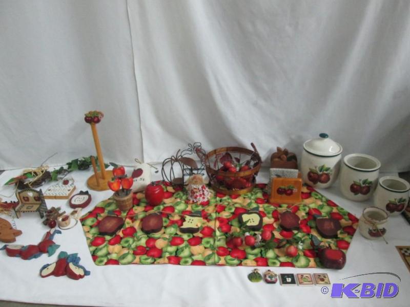 lot 38 image: Lot of various Apple decor