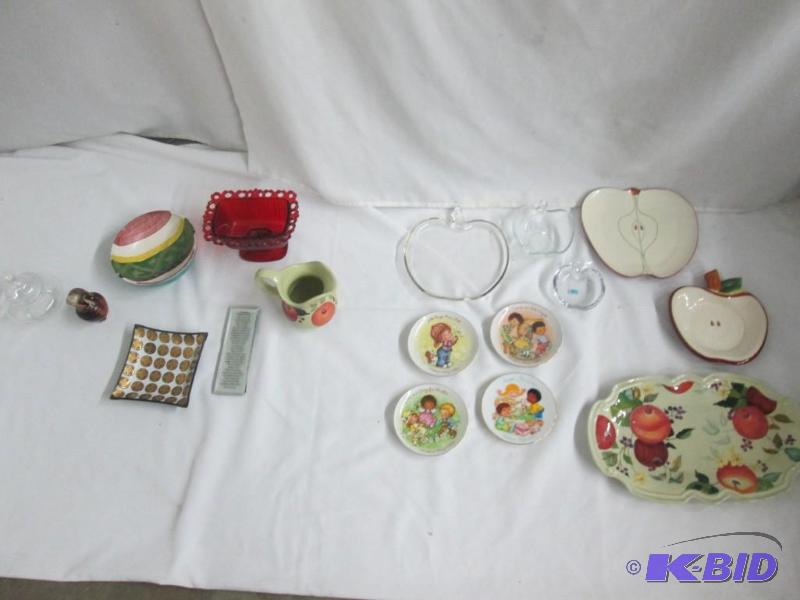 lot 51 image: Mothers Day Plates, Apple Plates, and more