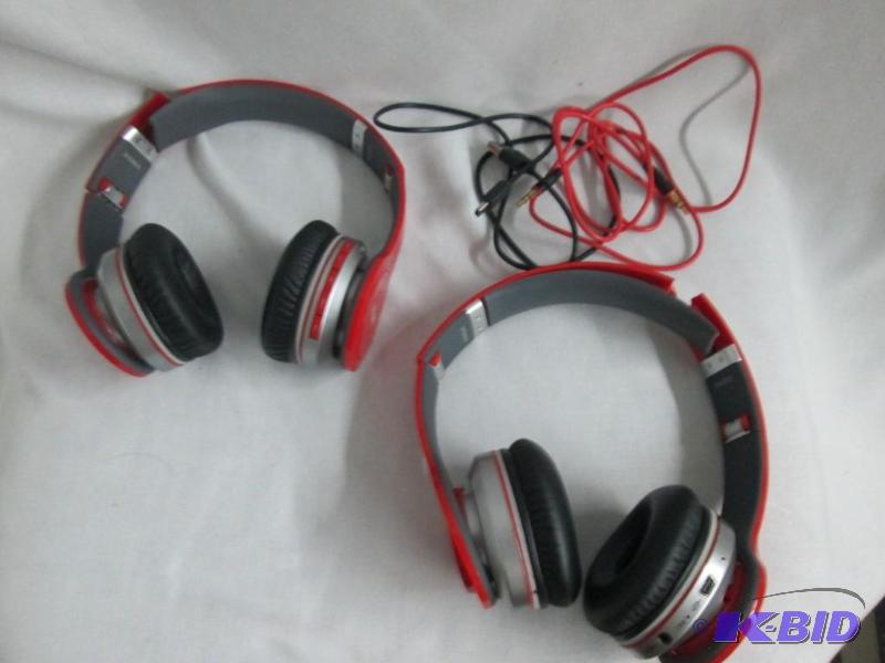 lot 58 image: 2 Pair of iTrak Wireless Bluetooth Headphones - Broken