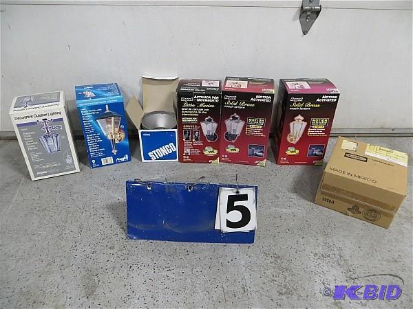 lot 5 image: Lot of 7&nbspMisc. Outdoor Lights....