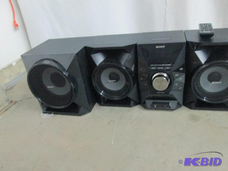 lot 19 image: Sony 700-Watt iPodiPhone Sound System