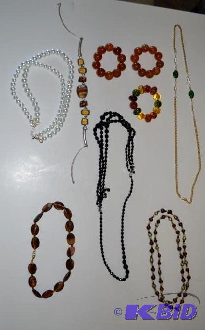 lot 131 image: Jewelry