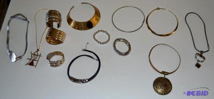 lot 132 image: Jewelry