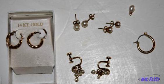 lot 133 image: 14K Gold Pearl Earrings