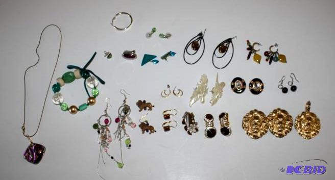 lot 136 image: Jewelry - earrings, necklace...