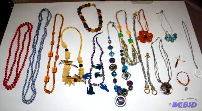 lot 138 image: Large collection of expensive Jewel...