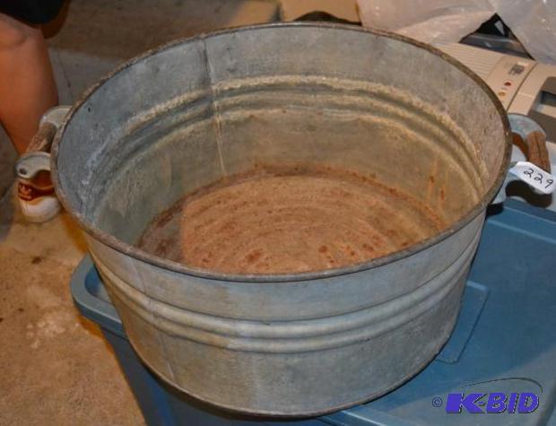 lot 229 image: Galvanized Wash Tub