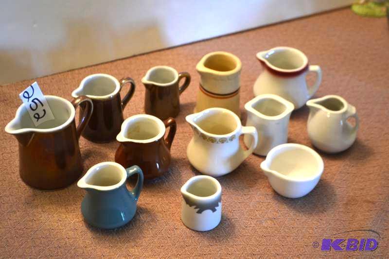 lot 252 image: Collectible Creamers