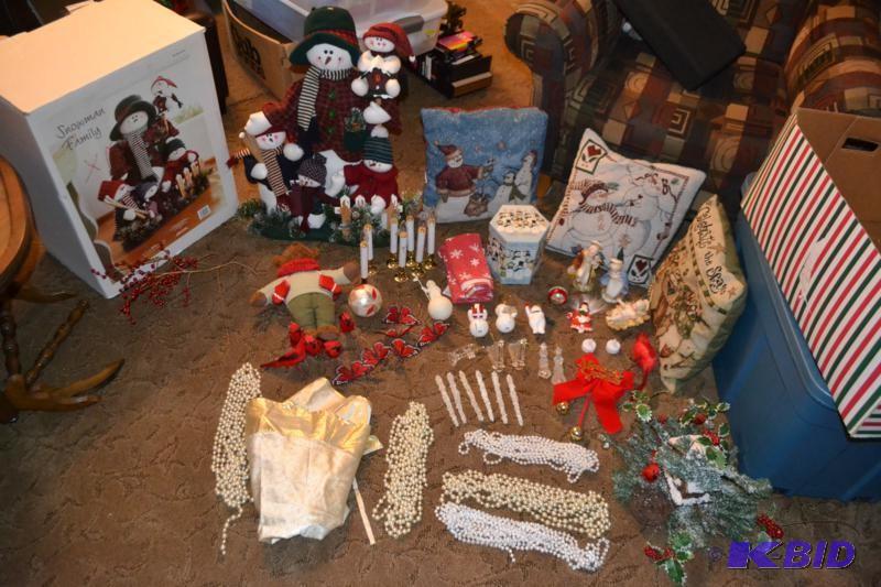 lot 291 image: Christmas decor electric candles st...