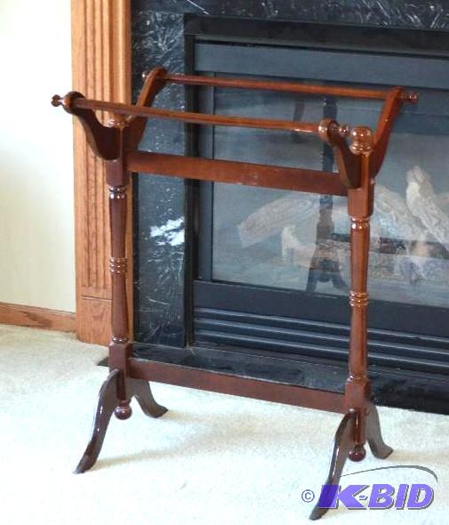 lot 315 image: Blanket Quilt Wooden Rack