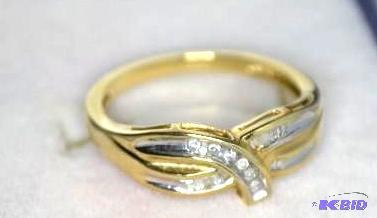 lot 7D image: Gold Ring wDiamonds