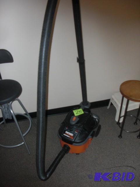 lot 25 image: RIGID Portable Vacuum.. 4 gal, 5 H....