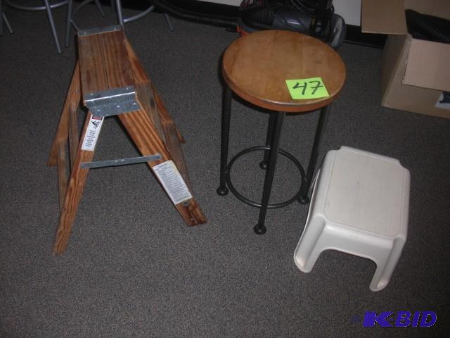 lot 47 image: 2 ft step ladder Small plastic step...