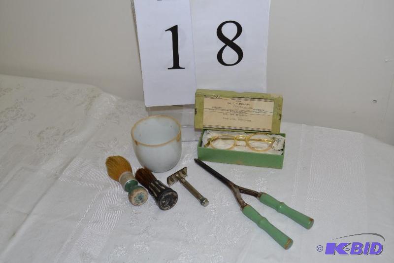 lot 18 image: Vintage shaving cup & brushes