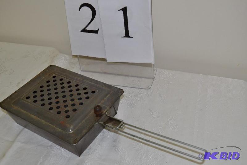 lot 21 image: Vintage popcorn popper
