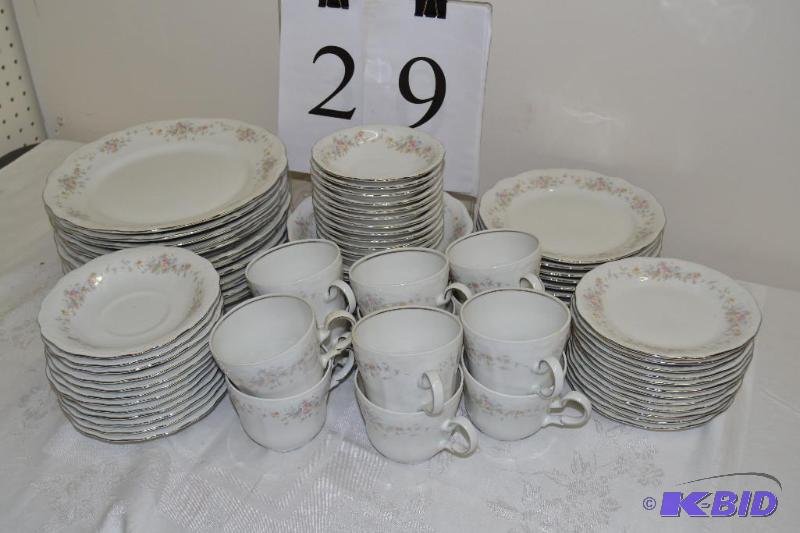 lot 29 image: Vintage dinnerware- Bavaria Germany