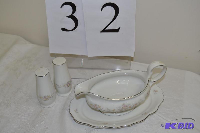 lot 32 image: Vintage dinnerware- Bavaria Germany